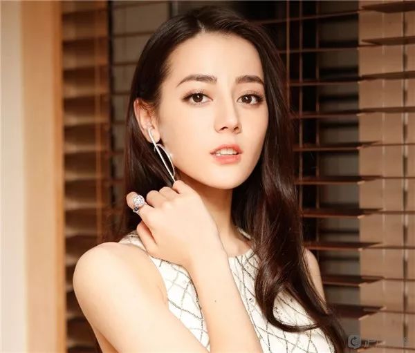 马思纯最新照片，时尚与演技的完美瞬间捕捉