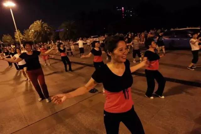 探索内心宁静之旅，最新广场舞与自然美景共舞