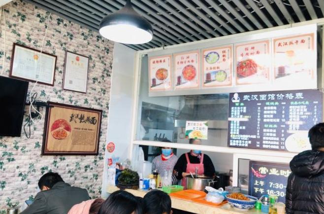 最新潮流男士头像与小巷深处的特色小店探秘